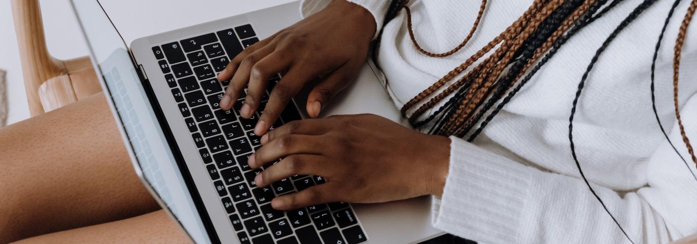 woman using mac